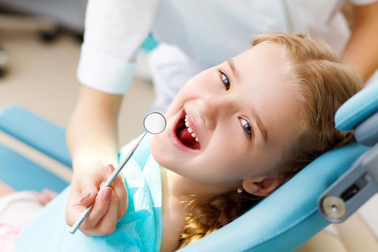 Bambina dal dentista